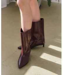 TAGTRAUME（タクトロイメ）の「マゼンタ ポインテッドトウ キトンヒール ワイド ハーフブーツ - グロッシーバーガンディ（ブーツ）」