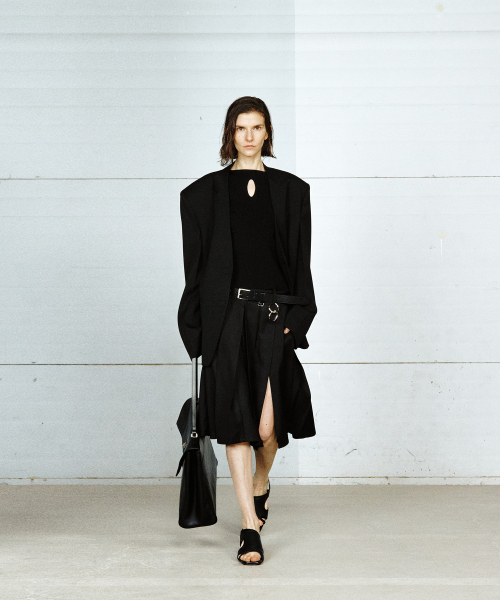 YUJI（ユジ）の「MIDI PLEATED SKIRT BLACK（スカート・レディース・ブラック・SMALL/MEDIUM/X-SMALL）」の2枚目の写真