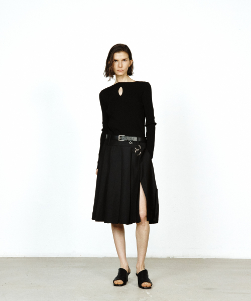 YUJI（ユジ）の「MIDI PLEATED SKIRT BLACK（スカート・レディース・ブラック・SMALL/MEDIUM/X-SMALL）」の3枚目の写真