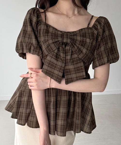 junoah(ジュノア)の「リボンデザインペプラムブラウス(シャツ/ブラウス・レディース・ブラウン/ブラック/ネイビー・LARGE/MEDIUM/SMALL)」の2枚目の写真