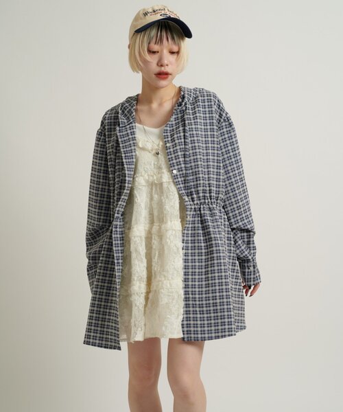 w closet（ダブルクローゼット）の「【3色展開/ウエストゴム】ドロストフードシャツ（シャツ/ブラウス・レディース・ネイビー/オフホワイト/ピンク/グリーン・FREE）」の3枚目の写真