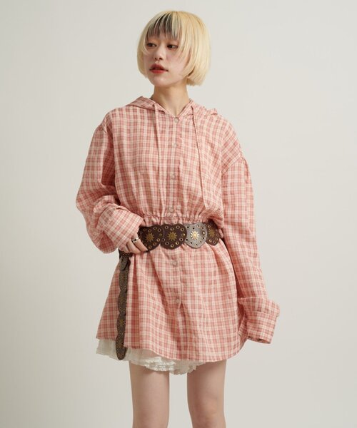 w closet（ダブルクローゼット）の「【3色展開/ウエストゴム】ドロストフードシャツ（シャツ/ブラウス・レディース・ネイビー/オフホワイト/ピンク/グリーン・FREE）」の4枚目の写真