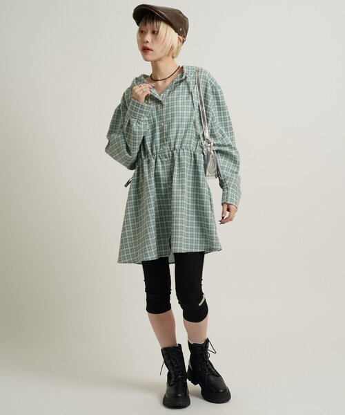 w closet（ダブルクローゼット）の「【3色展開/ウエストゴム】ドロストフードシャツ（シャツ/ブラウス・レディース・ネイビー/オフホワイト/ピンク/グリーン・FREE）」の2枚目の写真