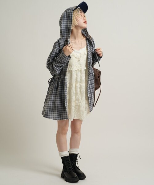 w closet（ダブルクローゼット）の「【3色展開/ウエストゴム】ドロストフードシャツ（シャツ/ブラウス・レディース・ネイビー/オフホワイト/ピンク/グリーン・FREE）」の5枚目の写真