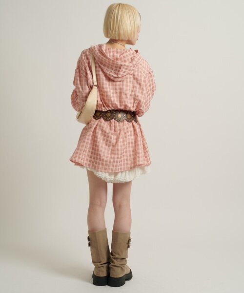 w closet（ダブルクローゼット）の「【3色展開/ウエストゴム】ドロストフードシャツ（シャツ/ブラウス・レディース・ネイビー/オフホワイト/ピンク/グリーン・FREE）」の11枚目の写真