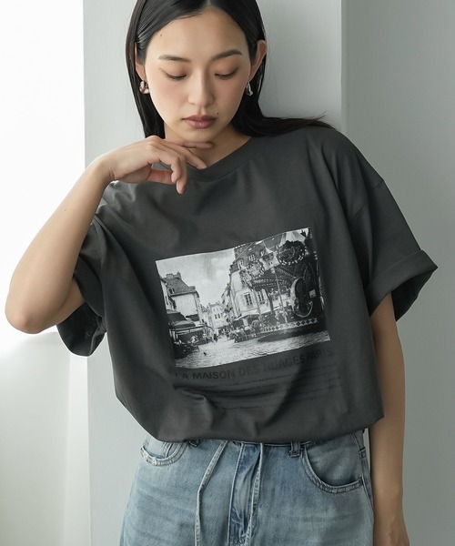 mili an deni（ミリアンデニ）の「半袖シティスケープフォトプリントTシャツ（Tシャツ/カットソー・レディース・オフホワイト/チャコールグレー/ブラック・M/L）」の3枚目の写真