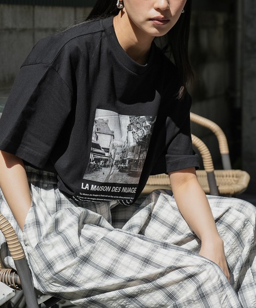 mili an deni（ミリアンデニ）の「半袖シティスケープフォトプリントTシャツ（Tシャツ/カットソー・レディース・オフホワイト/チャコールグレー/ブラック・M/L）」の2枚目の写真