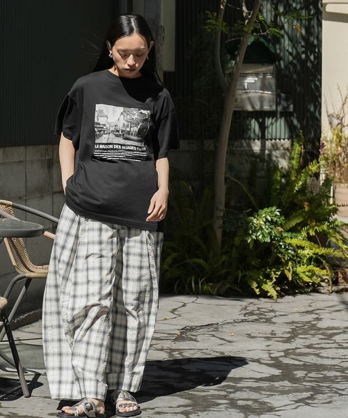 mili an deni（ミリアンデニ）の「半袖シティスケープフォトプリントTシャツ（Tシャツ/カットソー・レディース・オフホワイト/チャコールグレー/ブラック・M/L）」の11枚目の写真