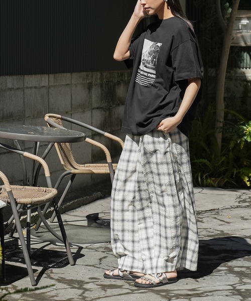 mili an deni（ミリアンデニ）の「半袖シティスケープフォトプリントTシャツ（Tシャツ/カットソー・レディース・オフホワイト/チャコールグレー/ブラック・M/L）」の12枚目の写真