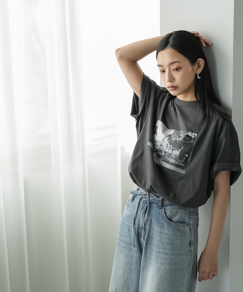 mili an deni（ミリアンデニ）の「半袖シティスケープフォトプリントTシャツ（Tシャツ/カットソー・レディース・オフホワイト/チャコールグレー/ブラック・M/L）」の13枚目の写真