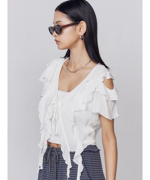 EMODA(エモダ)の「ラッフルカットアウトトップ(Tシャツ/カットソー・レディース・ブラウン/ホワイト/ブラック・FREE)」の5枚目の写真
