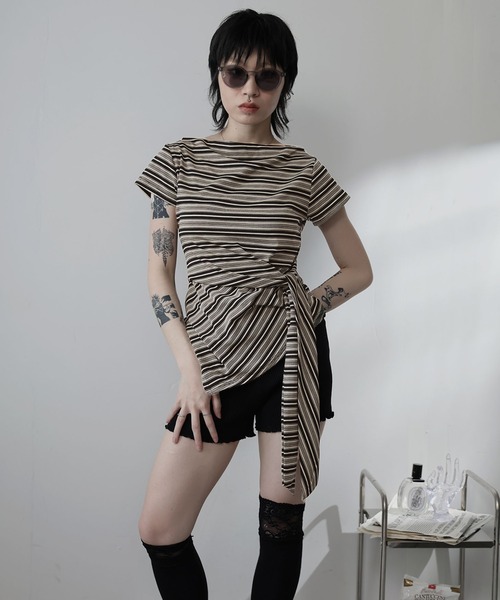 Ulysses（ユリシス）の「アシメデザインボートネックボーダーTシャツ（Tシャツ/カットソー・レディース・ベージュ/ブラック・F）」の2枚目の写真