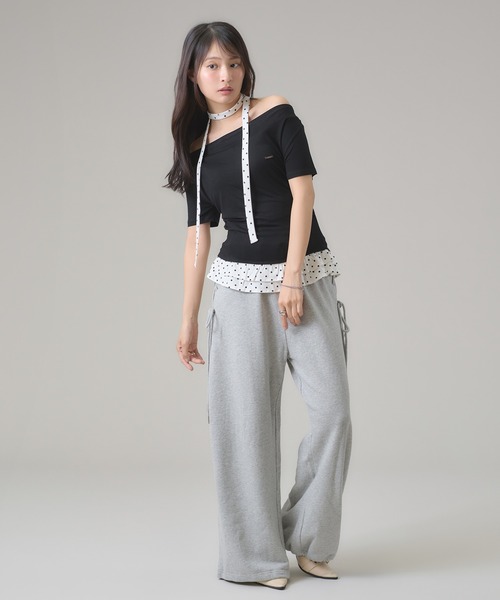 apres jour mignon(アプレジュールミニョン)の「ドレープ裾フリルトップス(Tシャツ/カットソー・レディース・グレー/ブラック・LARGE/フリー)」の4枚目の写真