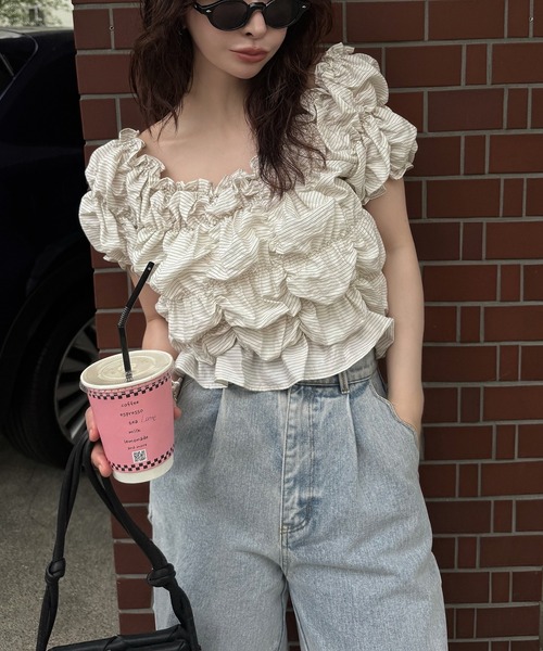 WILLFULLY(ウィルフリー)の「whip shirring stripe 2way tops(Tシャツ/カットソー・レディース・ブラック/アイボリー/ブルー・FREE)」の2枚目の写真
