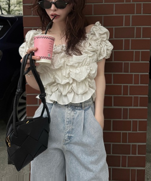 WILLFULLY(ウィルフリー)の「whip shirring stripe 2way tops(Tシャツ/カットソー・レディース・ブラック/アイボリー/ブルー・FREE)」の12枚目の写真