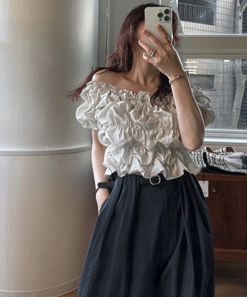 WILLFULLY(ウィルフリー)の「whip shirring stripe 2way tops(Tシャツ/カットソー・レディース・ブラック/アイボリー/ブルー・FREE)」の15枚目の写真