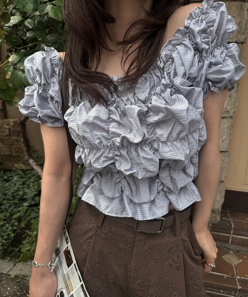 WILLFULLY(ウィルフリー)の「whip shirring stripe 2way tops(Tシャツ/カットソー・レディース・ブラック/アイボリー/ブルー・FREE)」の4枚目の写真