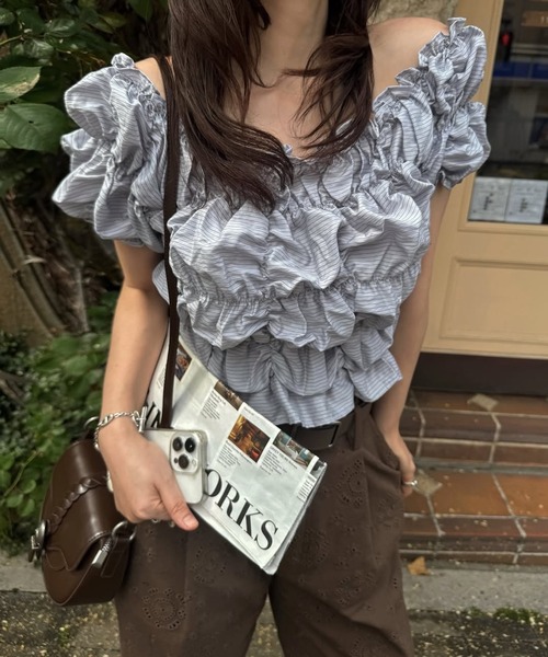 WILLFULLY(ウィルフリー)の「whip shirring stripe 2way tops(Tシャツ/カットソー・レディース・ブラック/アイボリー/ブルー・FREE)」の5枚目の写真