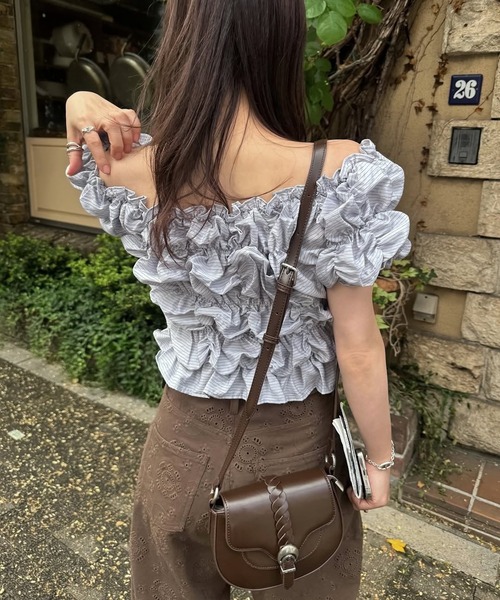 WILLFULLY(ウィルフリー)の「whip shirring stripe 2way tops(Tシャツ/カットソー・レディース・ブラック/アイボリー/ブルー・FREE)」の6枚目の写真
