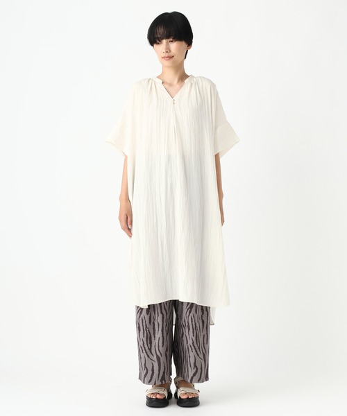Elura(エルーラ)の「ツヤ映えスキッパーワンピース/1045152(ワンピース・レディース・ホワイト/ライトブルー/キャメル・FREE)」の11枚目の写真
