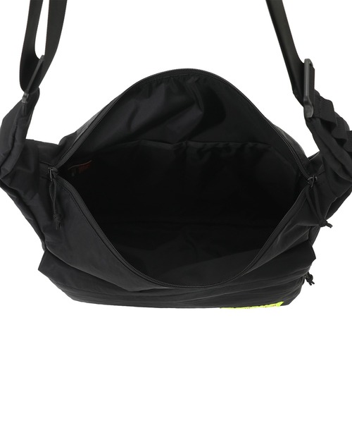 Manhattan Portage(マンハッタンポーテージ)の「VERRAZZANO SHOULDER BAG CORDURA GRINZA IRONWOOD(ショルダーバッグ・メンズ・ブラック・LARGE)」の7枚目の写真