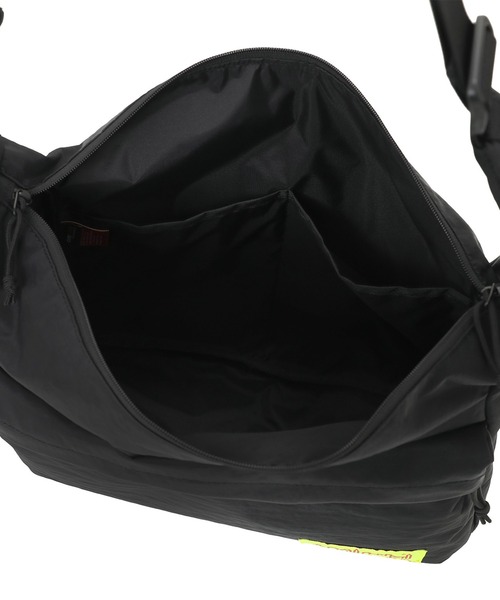 Manhattan Portage(マンハッタンポーテージ)の「VERRAZZANO SHOULDER BAG CORDURA GRINZA IRONWOOD(ショルダーバッグ・メンズ・ブラック・LARGE)」の9枚目の写真