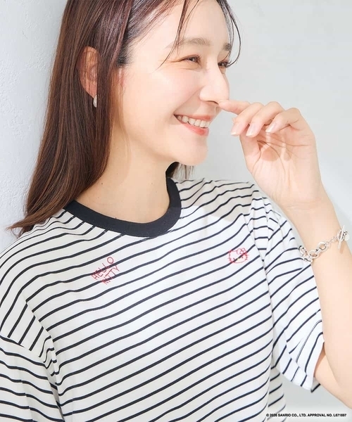 a.v.v(アーヴェヴェ)の「HELLO KITTY クロップドTシャツ(Tシャツ/カットソー・レディース・ネイビー/ホワイト・39)」の4枚目の写真