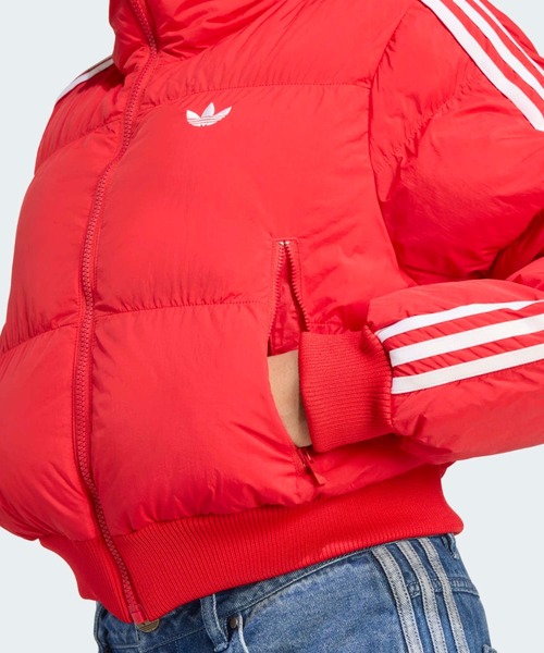 adidas(アディダス)の「アディカラー クロップド合成ダウン パファー / アディダスオリジナルス adidas Originals(ダウンジャケット/コート・レディース・レッド・XX-LARGE/3XL/LARGE/MEDIUM/SMALL/X-LARGE/X-SMALL)」の4枚目の写真