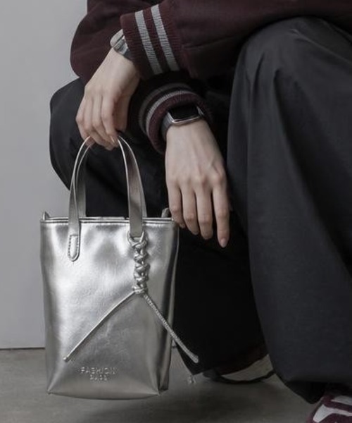 Burner(バーナー)の「【Leathen Leather(レーセンレザー)】マグネット開閉 縦型ミニ2WAYバッグ lea-handbag-7-10【RBT】(ハンドバッグ・メンズ・ブラック/シルバー・FREE)」の2枚目の写真