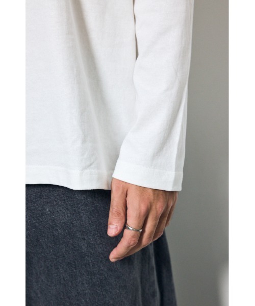 AZUL by moussy（アズールバイマウジー）の「ロゴプリントロンT 秋服 冬服　Tシャツ　長袖（Tシャツ/カットソー・メンズ・ホワイト/ブラック・MEDIUM/LARGE/SMALL）」の11枚目の写真