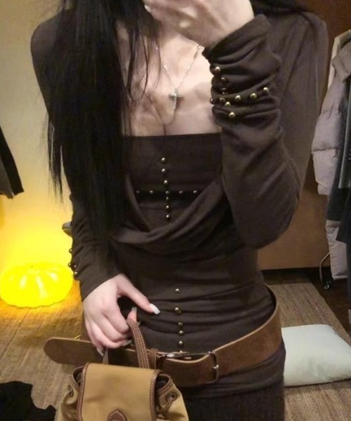 SHERU(シェル)の「【2点セット】十字架スタッズキャミ×ドレープタイトトップス(Tシャツ/カットソー・レディース・ブラウン/ブラック・M)」の8枚目の写真