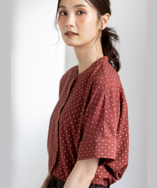 A/C DESIGN BY ALPHA CUBIC（エーシーデザインバイアルファキュービック）の「【ALCOLLAGEプリント】バンドカラープリントブラウス（シャツ/ブラウス・レディース・レッド/ネイビー・9号/11号/13号）」の5枚目の写真