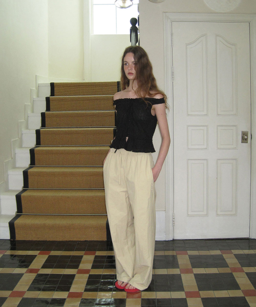 APPAREL ARCHIVE（アパレルアーカイブ）の「Corti nylon wide pants - Beige（スウェットパンツ・レディース・その他・FREE）」の2枚目の写真