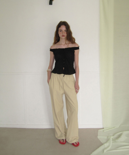APPAREL ARCHIVE（アパレルアーカイブ）の「Corti nylon wide pants - Beige（スウェットパンツ・レディース・その他・FREE）」の3枚目の写真