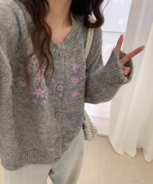 Ritzy(リッツィー)の「花柄刺繍 クルーネック ニットカーディガン(カーディガン/ボレロ・レディース・アイボリー/ダークグレー/グレー/パープル・FREE)」の1枚目の写真