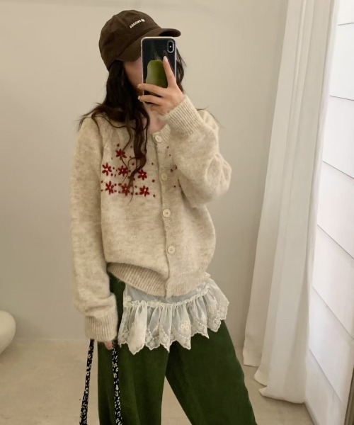 Ritzy(リッツィー)の「花柄刺繍 クルーネック ニットカーディガン(カーディガン/ボレロ・レディース・アイボリー/ダークグレー/グレー/パープル・FREE)」の2枚目の写真