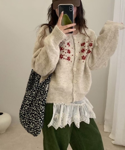 Ritzy(リッツィー)の「花柄刺繍 クルーネック ニットカーディガン(カーディガン/ボレロ・レディース・アイボリー/ダークグレー/グレー/パープル・FREE)」の5枚目の写真