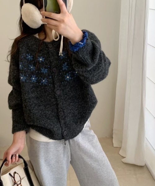 Ritzy(リッツィー)の「花柄刺繍 クルーネック ニットカーディガン(カーディガン/ボレロ・レディース・アイボリー/ダークグレー/グレー/パープル・FREE)」の7枚目の写真