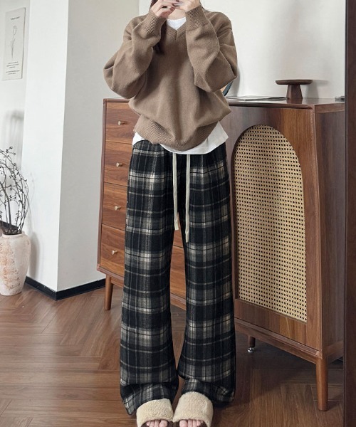 ＆soiree（アンドソワレ）の「レトロチェックイージーストレートワイドパンツ（その他パンツ・レディース・ブラック/ブラウン・SMALL/MEDIUM/LARGE/X-LARGE）」の2枚目の写真