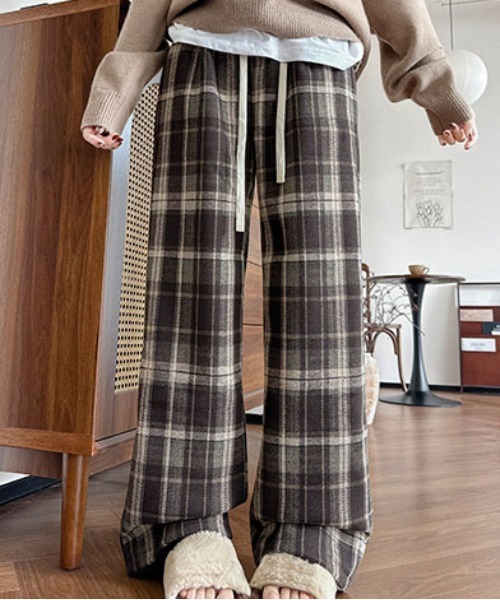 ＆soiree（アンドソワレ）の「レトロチェックイージーストレートワイドパンツ（その他パンツ・レディース・ブラック/ブラウン・SMALL/MEDIUM/LARGE/X-LARGE）」の3枚目の写真