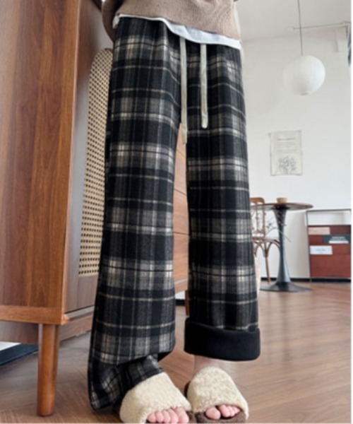 ＆soiree（アンドソワレ）の「レトロチェックイージーストレートワイドパンツ（その他パンツ・レディース・ブラック/ブラウン・SMALL/MEDIUM/LARGE/X-LARGE）」の6枚目の写真