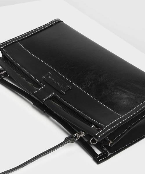 CHARLES & KEITH(チャールズ & キース)の「クラシッククラッチ / Classic Clutch(クラッチバッグ・レディース・ブラック/レッド/クリーム・S)」の6枚目の写真