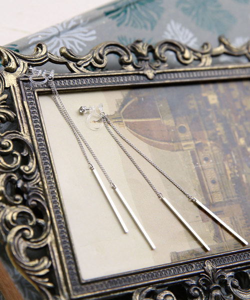 colleca la(コレカラ)の「ノンホール・ストーンとロングチェーンの樹脂イヤリング(イヤリング・レディース・シルバー/ゴールド・フリ-)」の1枚目の写真