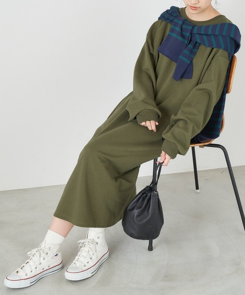 Chaco closet(チャコ クローゼット)の「ボリュームスリーブ ポケット付き 丸首 スウェットワンピース(ワンピース・レディース・スモークピンク/ネイビー/マスタード/オフホワイト/ブラック/カーキ/ベージュ/杢グレー/モカ/テラコッタ/ラベンダー/グリーン系その他/グレイッシュベージュ/オレンジ系その他/ライトグリーン/ブルーパープル/イエロー・FREE)」の8枚目の写真