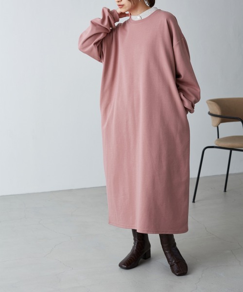 Chaco closet(チャコ クローゼット)の「ボリュームスリーブ ポケット付き 丸首 スウェットワンピース(ワンピース・レディース・スモークピンク/ネイビー/マスタード/オフホワイト/ブラック/カーキ/ベージュ/杢グレー/モカ/テラコッタ/ラベンダー/グリーン系その他/グレイッシュベージュ/オレンジ系その他/ライトグリーン/ブルーパープル/イエロー・FREE)」の16枚目の写真