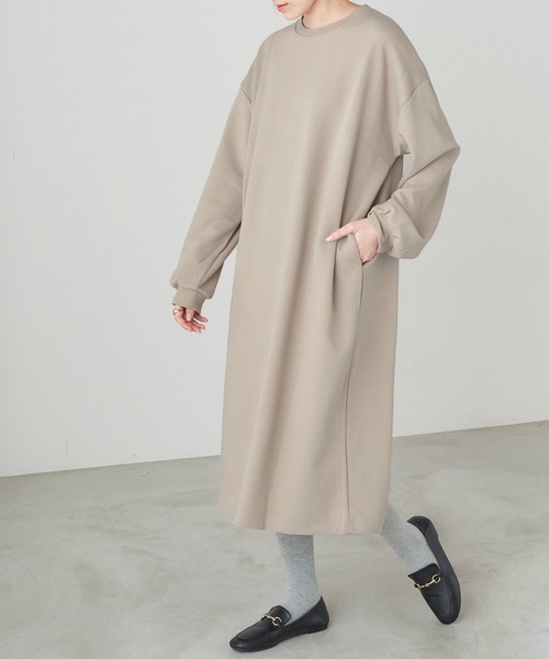 Chaco closet(チャコ クローゼット)の「ボリュームスリーブ ポケット付き 丸首 スウェットワンピース(ワンピース・レディース・スモークピンク/ネイビー/マスタード/オフホワイト/ブラック/カーキ/ベージュ/杢グレー/モカ/テラコッタ/ラベンダー/グリーン系その他/グレイッシュベージュ/オレンジ系その他/ライトグリーン/ブルーパープル/イエロー・FREE)」の7枚目の写真