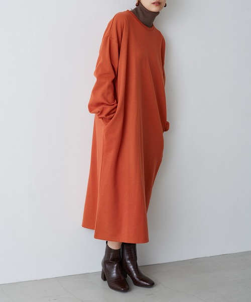 Chaco closet(チャコ クローゼット)の「ボリュームスリーブ ポケット付き 丸首 スウェットワンピース(ワンピース・レディース・スモークピンク/ネイビー/マスタード/オフホワイト/ブラック/カーキ/ベージュ/杢グレー/モカ/テラコッタ/ラベンダー/グリーン系その他/グレイッシュベージュ/オレンジ系その他/ライトグリーン/ブルーパープル/イエロー・FREE)」の5枚目の写真