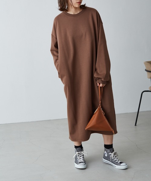 Chaco closet(チャコ クローゼット)の「バルーンスリーブ ポケット付き 丸首 スウェットワンピース/コクーンシルエット/オーバーサイズ/ロングワンピース/リラクシング(ワンピース)」|モカ