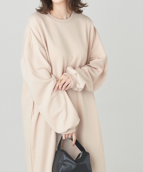 Chaco closet(チャコ クローゼット)の「ボリュームスリーブ ポケット付き 丸首 スウェットワンピース(ワンピース・レディース・スモークピンク/ネイビー/マスタード/オフホワイト/ブラック/カーキ/ベージュ/杢グレー/モカ/テラコッタ/ラベンダー/グリーン系その他/グレイッシュベージュ/オレンジ系その他/ライトグリーン/ブルーパープル/イエロー・FREE)」の18枚目の写真