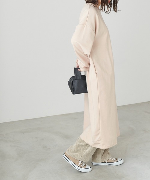 Chaco closet(チャコ クローゼット)の「ボリュームスリーブ ポケット付き 丸首 スウェットワンピース(ワンピース・レディース・スモークピンク/ネイビー/マスタード/オフホワイト/ブラック/カーキ/ベージュ/杢グレー/モカ/テラコッタ/ラベンダー/グリーン系その他/グレイッシュベージュ/オレンジ系その他/ライトグリーン/ブルーパープル/イエロー・FREE)」の20枚目の写真